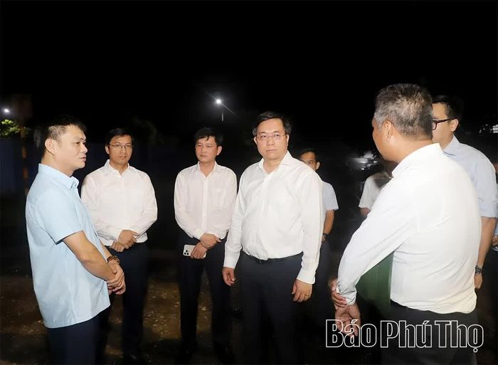 Chủ tịch UBND tỉnh Trần Duy Đông kiểm tra tình hình vận hành hệ thống điện chiếu sáng công cộng tuyến đường Vũ Thê Lang thuộc phường Thanh Miếu.