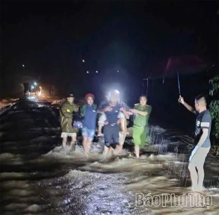 Công an xã Mường Động vượt lũ, đưa người dân đi cấp cứu trong đêm.