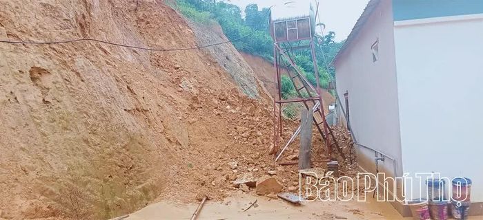 Mưa lớn kéo dài nhiều ngày gây sạt lở đất tại thôn Thói, xã Trung Sơn, khiến mái taluy phía sau nhà của 3 hộ dân bị sạt lở. UBND xã tập trung hỗ trợ các gia đình di chuyển người và tài sản đến nơi an toàn.