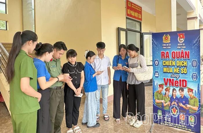 Đoàn thanh niên xã phối hợp với lực lượng Công an ra quân triển khai chiến dịch “Mùa hè số cùng VNeID”, hỗ trợ người dân tiếp cận, sử dụng các tiện ích số.