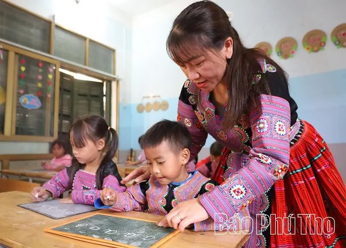 Cô giáo Giàng Thị Sao dạy tiếng Việt cho trẻ dân tộc Mông chuẩn bị vào lớp 1.