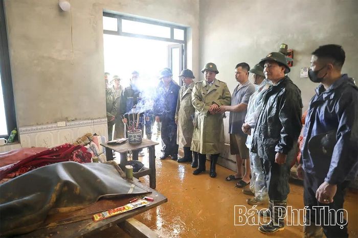 Đồng chí Chủ tịch UBND tỉnh Trần Duy Đông cùng đoàn công tác chia buồn với gia đình các nạn nhân.