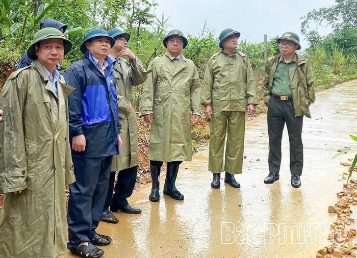 Các đồng chí lãnh đạo tỉnh đi kiểm tra thực địa khu vực có nguy cơ cao về sạt lở tại thôn Tra, xã Đà Bắc.