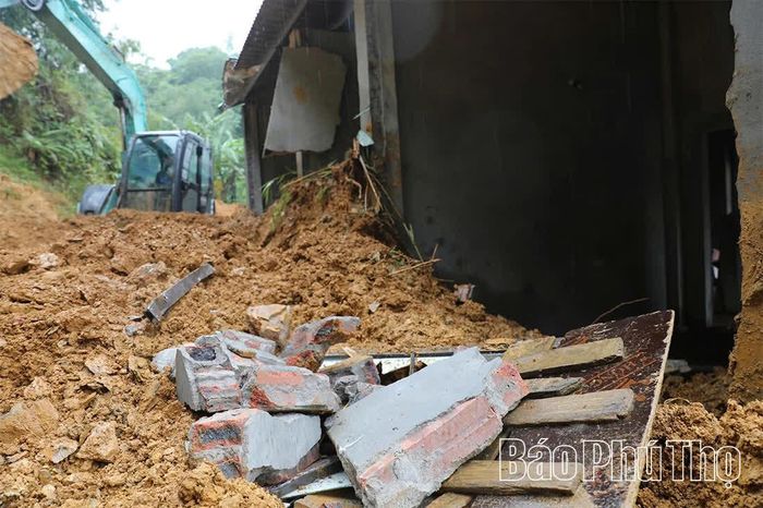 Trong đêm 16/9 rạng sáng 17/9, lượng đất đá lớn bất ngờ sạt lở xuống nhà người dân, khiến 3 nạn nhân tử vong.