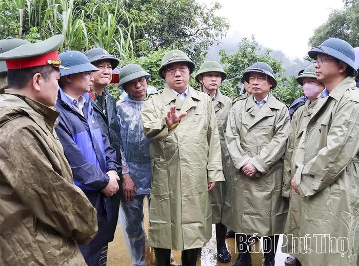 Đồng chí Chủ tịch UBND tỉnh Trần Duy Đông chỉ đạo công tác khắc phục hậu quả tại hiện trường.