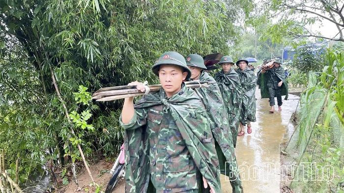 Cán bộ, chiến sĩ Trung đoàn 814 - Bộ CHQS tỉnh cùng Ban CHQS xã Đà Bắc được huy động đến hỗ trợ khắc phục hậu quả thiên tai.