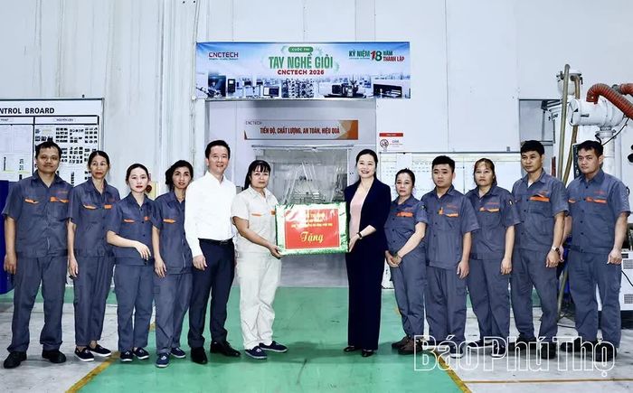 Phó Bí thư Tỉnh ủy, Chủ tịch Ủy ban MTTQ tỉnh Bùi Thị Minh tặng quà người lao động Công ty Cổ phần Tập đoàn CNC Tech.