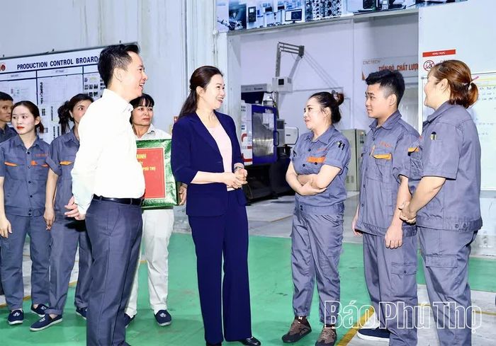 Phó Bí thư Tỉnh ủy, Chủ tịch Ủy ban MTTQ tỉnh Bùi Thị Minh động viên công nhân Công ty Cổ phần Tập đoàn CNC Tech.