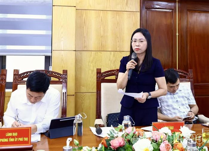 Đại diện lãnh đạo Sở Nội vụ phát biểu tại buổi làm việc.