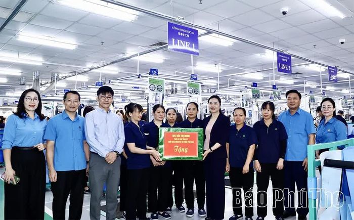 Phó Bí thư Tỉnh ủy, Chủ tịch Ủy ban MTTQ tỉnh Bùi Thị Minh tặng quà người lao động Công ty TNHH Nihon Plast Việt Nam.