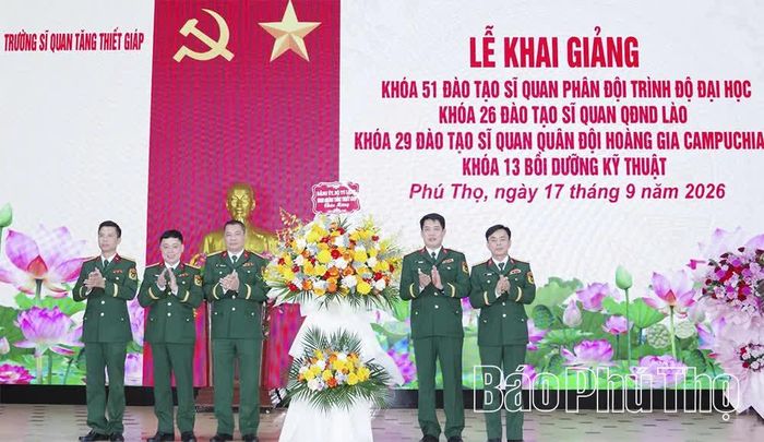 Lãnh đạo Binh chủng Tăng thiết giáp tặng hoa chúc mừng Trường Sĩ quan Tăng thiết giáp nhân dịp khai giảng các khoá học viên mới.
