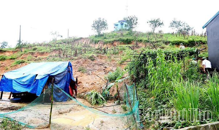 Khu vực sạt lở ảnh hưởng đến các hộ dân tại thôn Hợp Tiến.