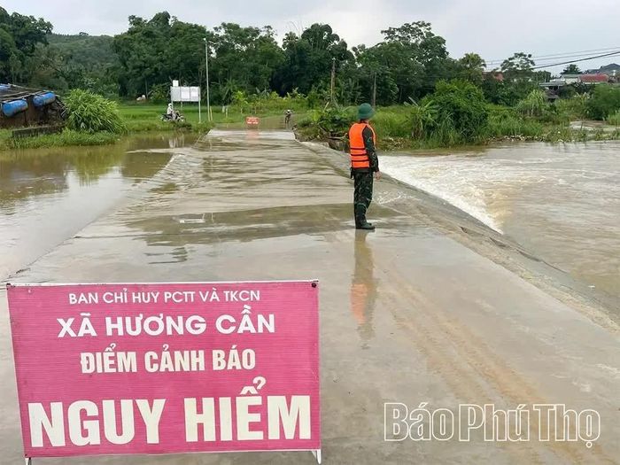 Nhằm bảo vệ an toàn tính mạng, tài sản của Nhân dân, Ban Chỉ huy PCTT và TKCN xã Hương Cần đã cắt cử người canh gác và cắm biển cảnh báo người dân đi qua các ngầm, tràn khi nước lũ dâng cao.