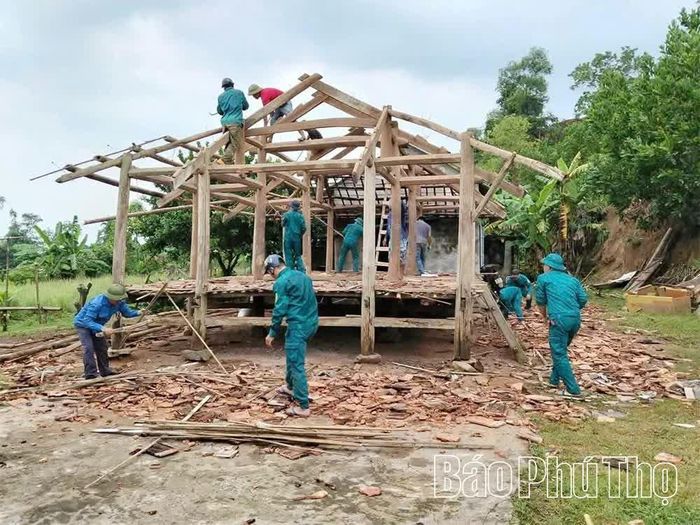 Lực lượng dân quân tự vệ xã Yên Sơn giúp dân khắc phục hậu quả mưa lũ.