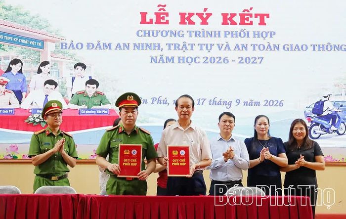 Ký kết chương trình phối hợp bảo đảm an ninh, trật tự và an toàn giao thông năm học 2026-2027.