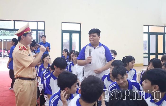 Học sinh được tuyên truyền Luật Trật tự, an toàn giao thông đường bộ.