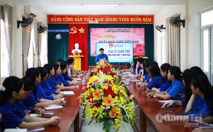 Một buổi sinh hoạt định kỳ của Câu lạc bộ Lý luận trẻ Trường THPT Đông Hà - Ảnh: P.V