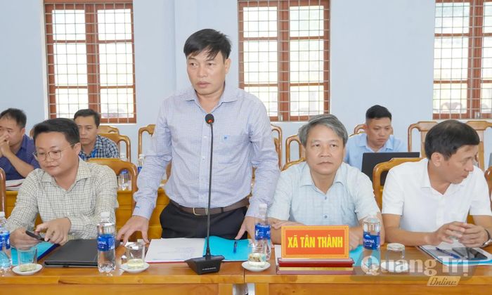 Đại diện lãnh đạo UBND xã Tân Thành báo cáo tại buổi làm việc - Ảnh: N.H