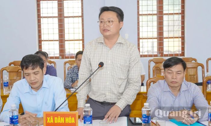 Đại diện lãnh đạo UBND xã Dân Hóa báo cáo tại buổi làm việc - Ảnh: N.H