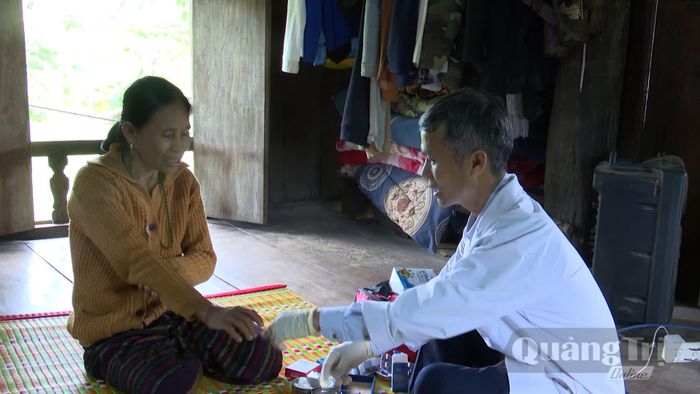 Y sĩ Cù Giặc Hiền lấy máu để soi lam sốt rét cho người dân tại nhà - Ảnh: H.Đ