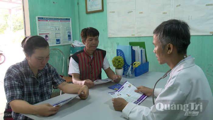 Y sĩ Cù Giặc Hiền khám bệnh và tuyên truyền cho người dân tại Trạm y tế - Ảnh: H.Đ
