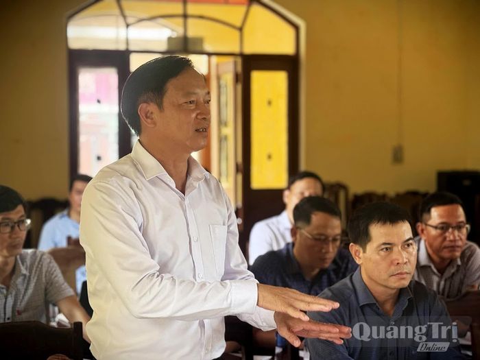 Đại diện lãnh đạo UBND xã Mỹ Thủy báo cáo công tác giải phóng mặt bằng - Ảnh: Mai Linh