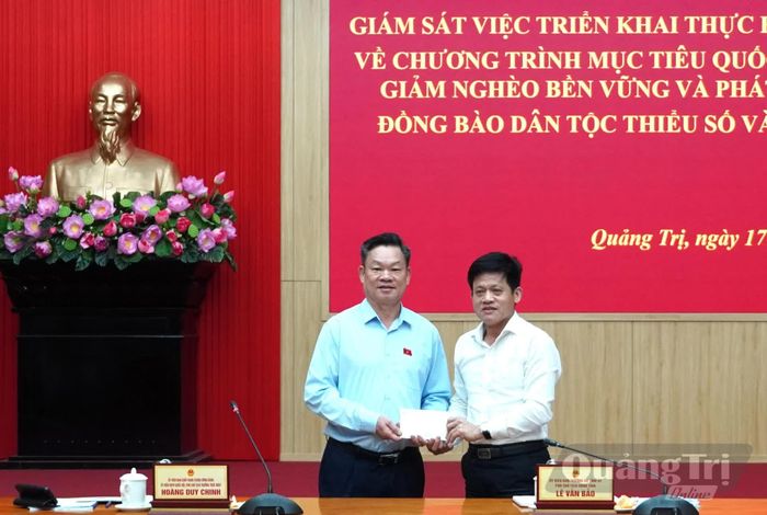 Đồng chí Hoàng Duy Chinh, Phó Chủ tịch Thường trực Hội đồng Dân tộc trao quà hỗ trợ các gia đình bị ảnh hưởng do lũ lụt trên địa bàn tỉnh - Ảnh: H.Tr