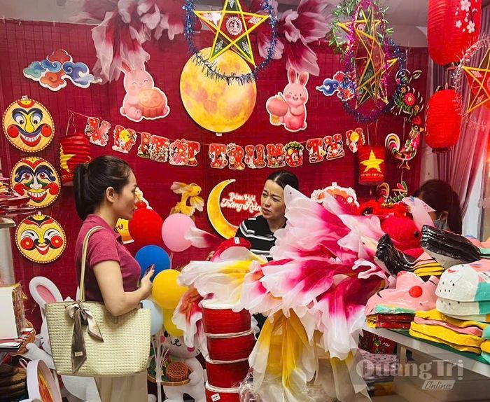 Thị trường đồ chơi trung thu trên địa bàn tỉnh khá phong phú... - Ảnh: L.M