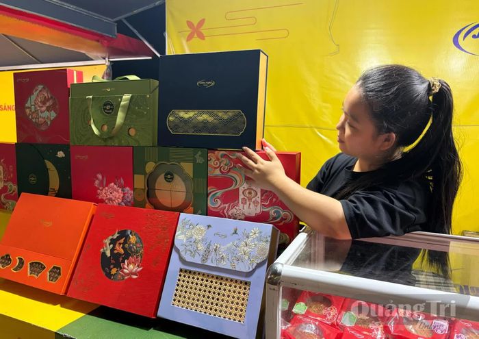 Mẫu mã hộp bánh trung thu năm nay khá phong phú, đẹp mặt - Ảnh: L.M