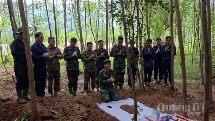Cán bộ, chiến sĩ Đội tìm kiếm, quy tập hài cốt liệt sĩ số 1 tri ân, bày tỏ lòng biết ơn sâu sắc đối với các anh hùng liệt sĩ - Ảnh: H.C
