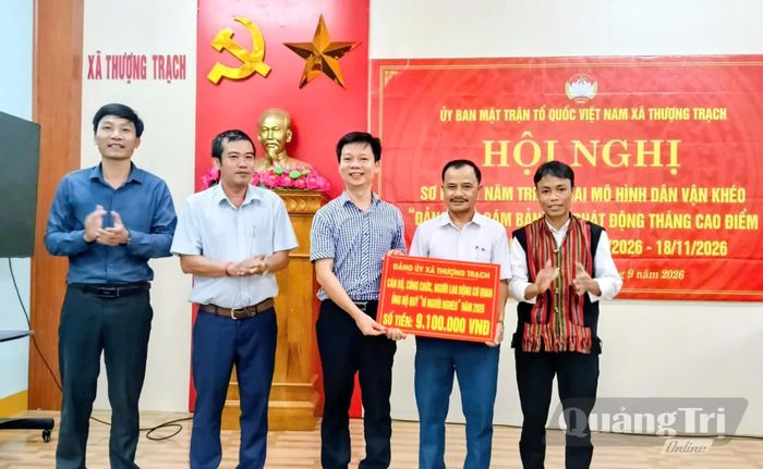 Khối Đảng ủy xã Thượng Trạch tham gia ủng hộ tại buổi phát động Tháng cao điểm “Vì người nghèo” - Ảnh: T.M