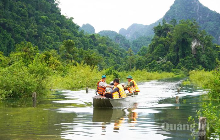 Đi qua Hung Trâu mùa này phải dùng thuyền, đò máy - Ảnh: X.P
