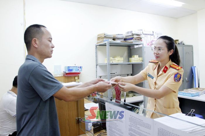Bộ phận một cửa, Phòng Cảnh sát giao thông, Công an tỉnh trả kết quả cho người dân đúng quy định.