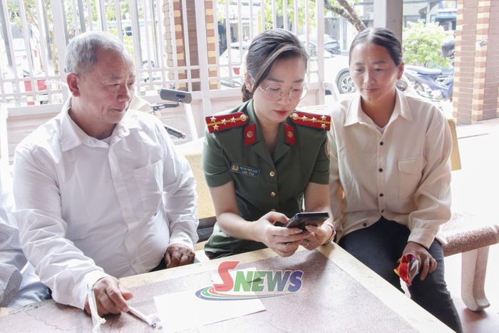 Cán bộ Phòng Quản lý xuất nhập cảnh hướng dẫn nhân dân làm thủ tục cấp hộ chiếu trên ứng dụng VNeID.