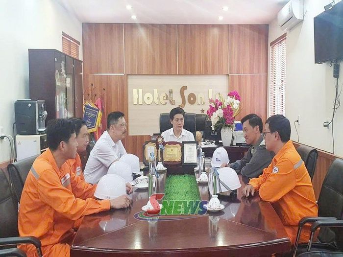 Cán bộ Điện lực khu vực Tô Hiệu tư vấn doanh nghiệp đầu tư hệ thống điện mặt trời mái nhà.