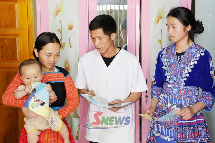 Cán bộ Trạm Y tế xã Tà Xùa truyền thông chính sách dân số cho nhân dân.