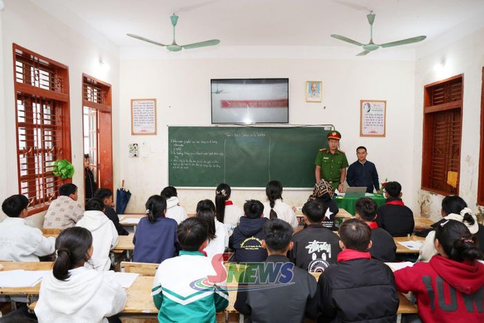 Cán bộ Công an xã tuyên truyền Luật Hôn nhân và gia đình cho học sinh Trường Phổ thông dân tộc bán trú THCS Tà Xùa.