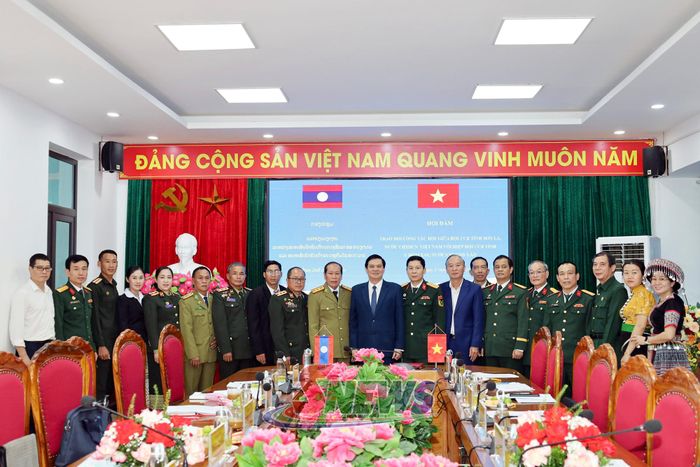 Các đại biểu chụp ảnh lưu niệm.