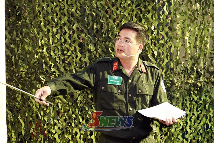 Đồng chí Trưởng Công an xã Tường Hạ trình bày phương án bảo đảm ANTT trên địa bàn.