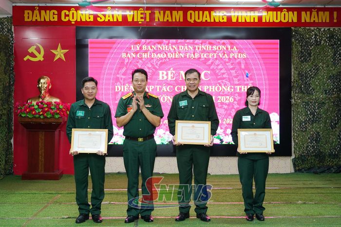 Các tập thể và cá nhân nhận giấy khen của Bộ CHQS tỉnh.