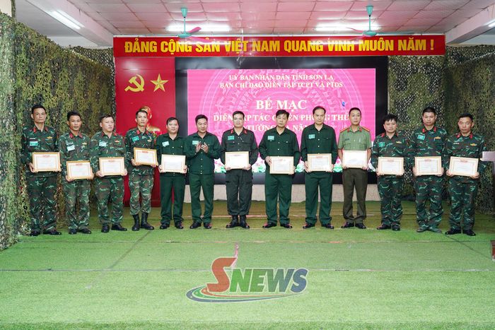 Các cá nhân nhận giấy khen của UBND xã Tường Hạ.