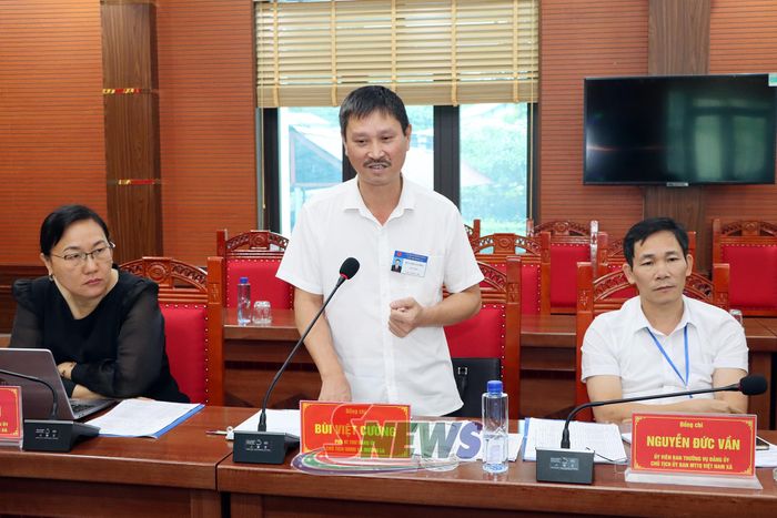 Lãnh đạo xã Mường La báo cáo tại cuộc khảo sát.