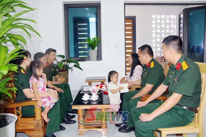 Cán bộ, chiến sĩ Bộ CHQS tỉnh chúc mừng gia đình quân nhân tại lễ bàn giao "Nhà đồng đội"