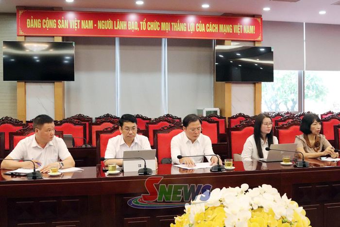 Các đơn vị trường học dự cuộc họp.