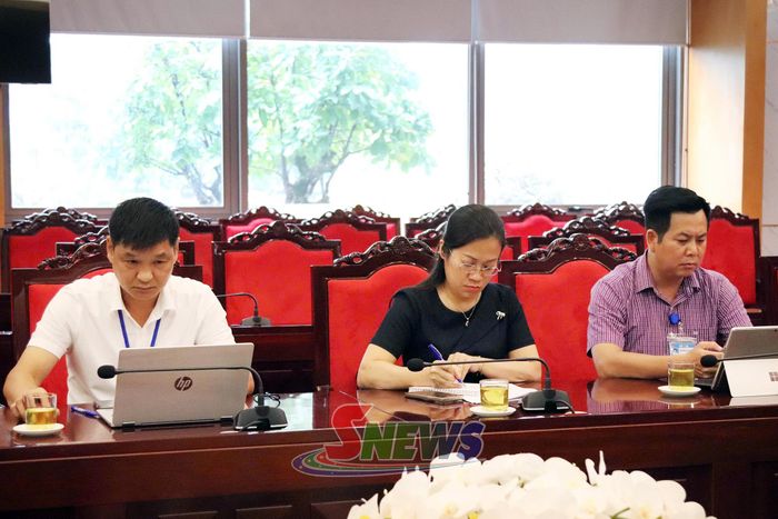 Lãnh đạo một số sở, ngành dự cuộc họp.