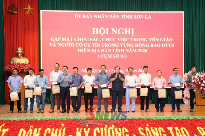 Các đồng chí lãnh đạo tỉnh tặng quà cho các chức sắc, chức việc các xã.