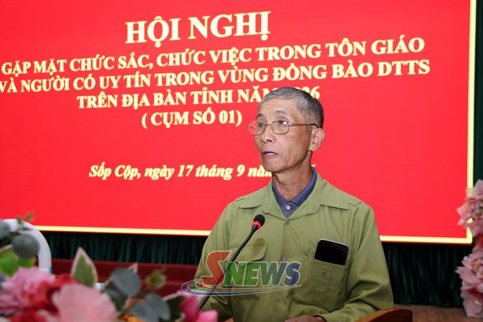Đồng chí Bí thư chi bộ, Trưởng bản Huổi Luông, xã Mường Lèo phát biểu tại hội nghị.