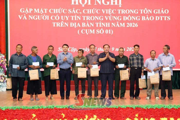 Các đồng chí lãnh đạo tỉnh tặng quà cho người có uy tín trên địa bàn các xã.