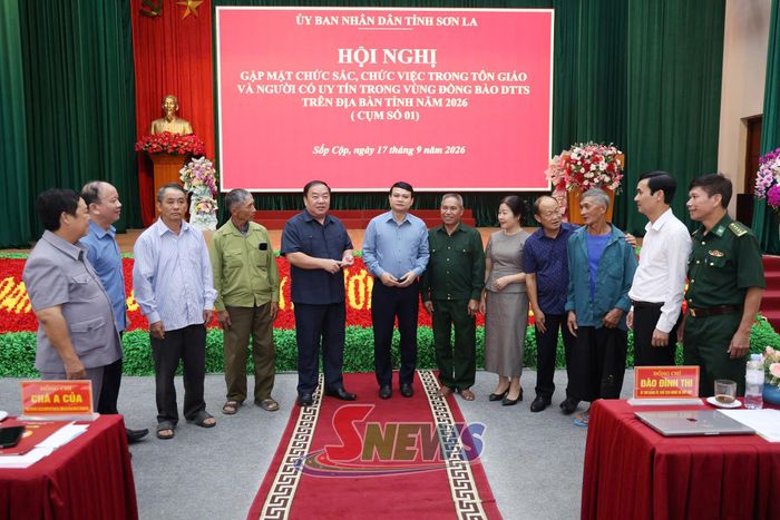 Các đại biểu trao đổi tại hội nghị.