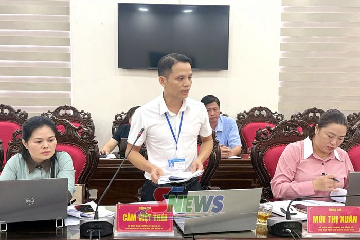 Đồng chí Chủ nhiệm Ủy ban Kiểm tra Đảng ủy xã Phù Yên phát biểu tại hội nghị.